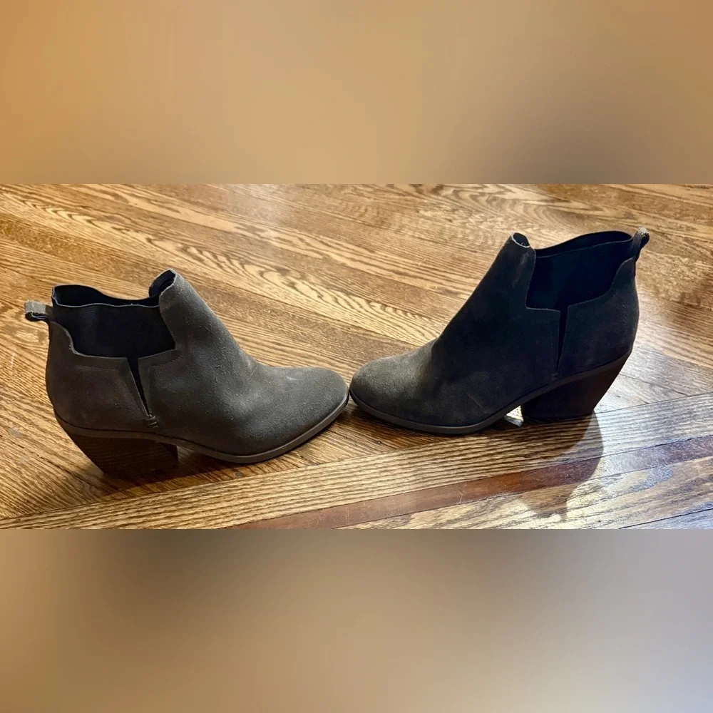 Guess‎ Suede Ankle Booties - 6.5
